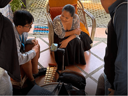 A learner recording a gamelan player for the AR learning app